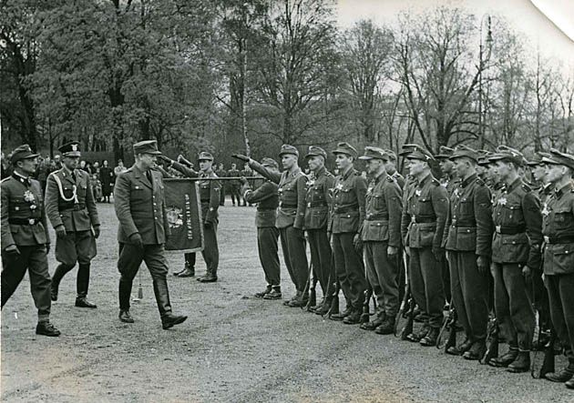 Szef kolaborującego z Niemcami rządu Norwegii Vidkun Quisling podczas inspekcji norweskiego oddziału SS (Oslo).