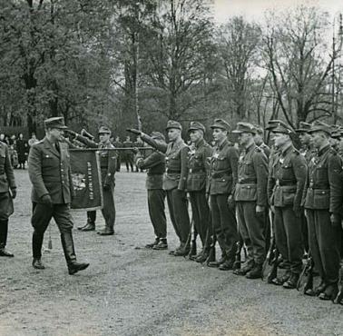 Szef kolaborującego z Niemcami rządu Norwegii Vidkun Quisling podczas inspekcji norweskiego oddziału SS (Oslo).