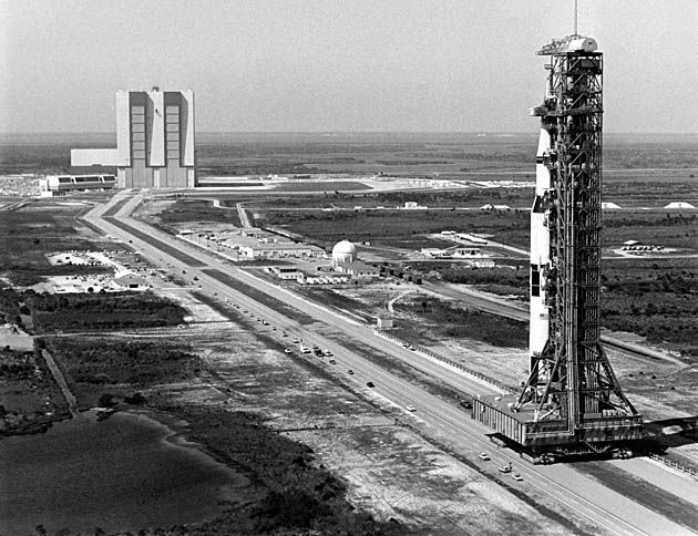 Rakieta Saturn V na pozycji startowej do misji Apollo 10 (Kennedy Space center).