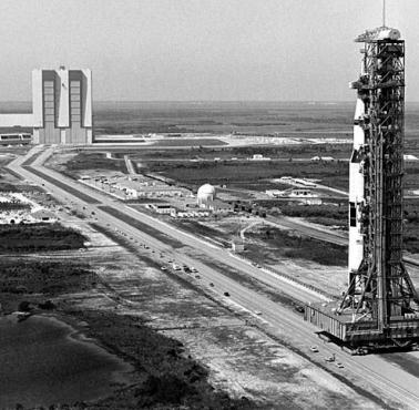 Rakieta Saturn V na pozycji startowej do misji Apollo 10 (Kennedy Space center).