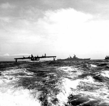 Amerykańska patrolowa łódź latająca Consolidated PB2Y Coronado z głównodowodzącym wojskami na Pacyfiku Admirałem Charlesem ..