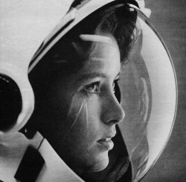 Anna Lee Tingle Fisher - amerykańska astronautka i chemiczka, 8 listopada 1984 wzięła udział w misji STS-51-A.