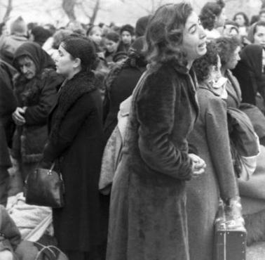 Grecka żydówka płacze tuż przed wywiezieniem przez Niemców do obozu zagłady w okupowanej Polsce (Ioannina).