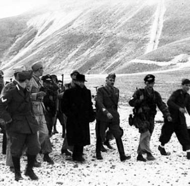 Niemieccy żołnierze z uwolnionym przez nich Mussolinim.