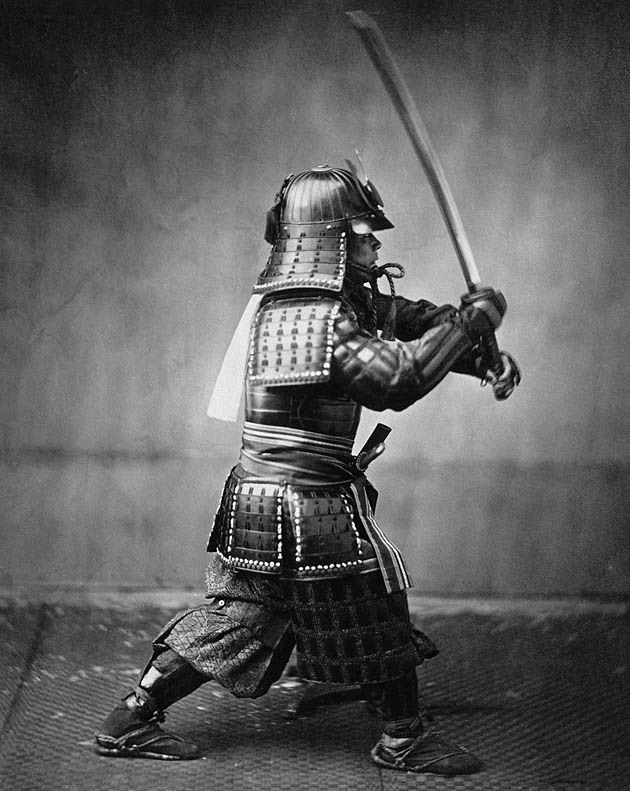 Samurai w tradycyjnym stroju bojowym.