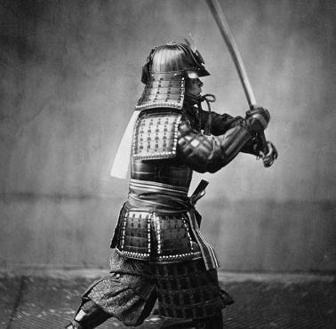 Samurai w tradycyjnym stroju bojowym.