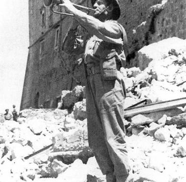 Polski trębacz gra hejnał mariacki na murach zdobytego klasztoru Monte Cassino.
