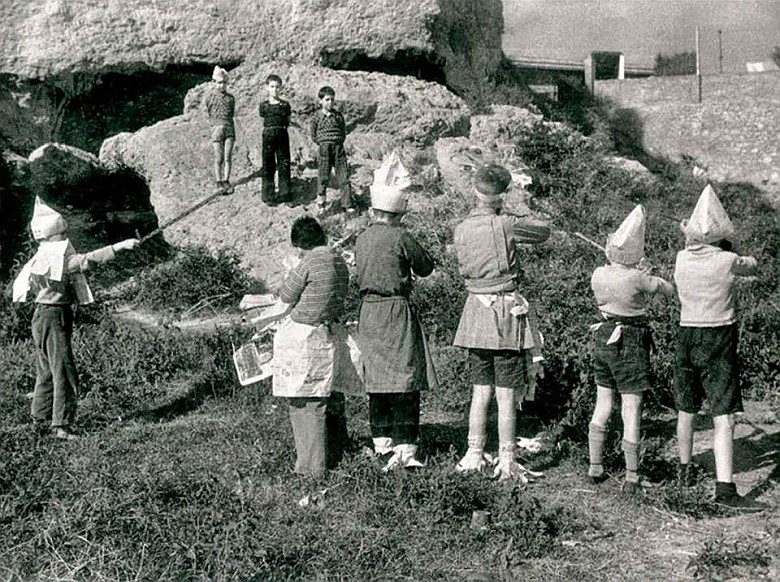 Hiszpańskie dzieci bawią się w rozstrzelanie, okolice Barcelony, 1936