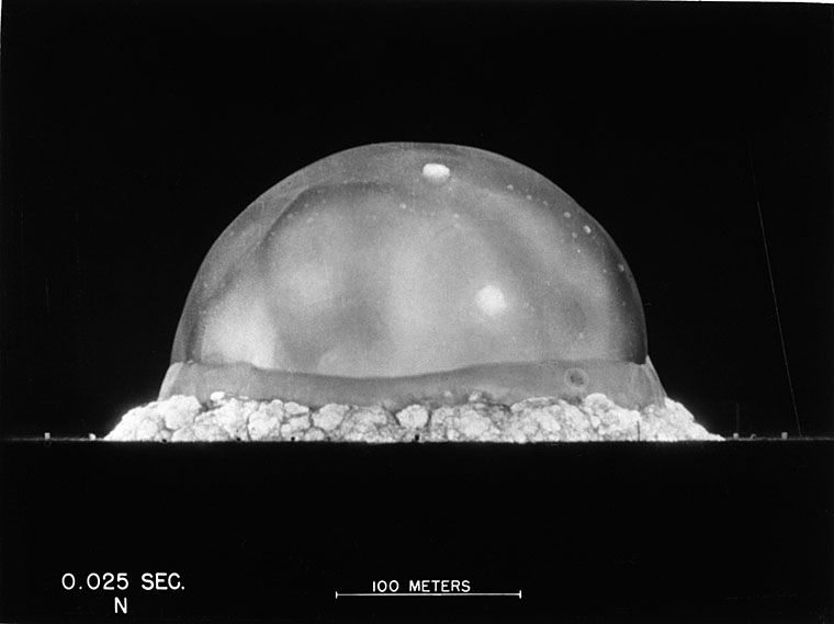 Zdjęcie pierwszej na świecie detonacji broni atomowej (0.016s po detonacji).