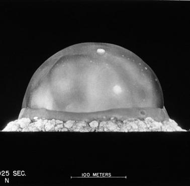 Zdjęcie pierwszej na świecie detonacji broni atomowej (0.016s po detonacji).