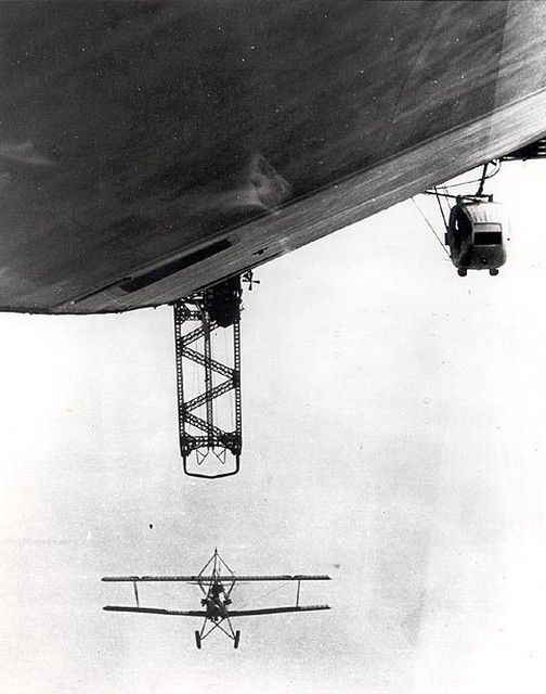 Samolot F9C Sparrowhawk dokuje do sterowca USS Macon.