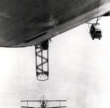 Samolot F9C Sparrowhawk dokuje do sterowca USS Macon.