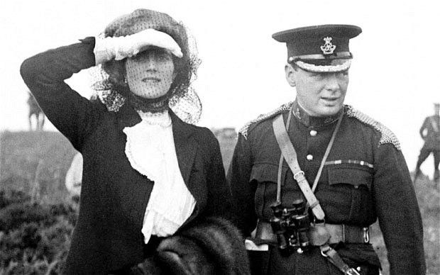 Winston Churchill i jego żona Clementine podczas manewrów wojskowych (Aldershot, Hampshire).