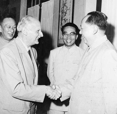Brytyjski marszałek Marshal Bernard Law Montgomery rozmawia z Mao Zedongem.
