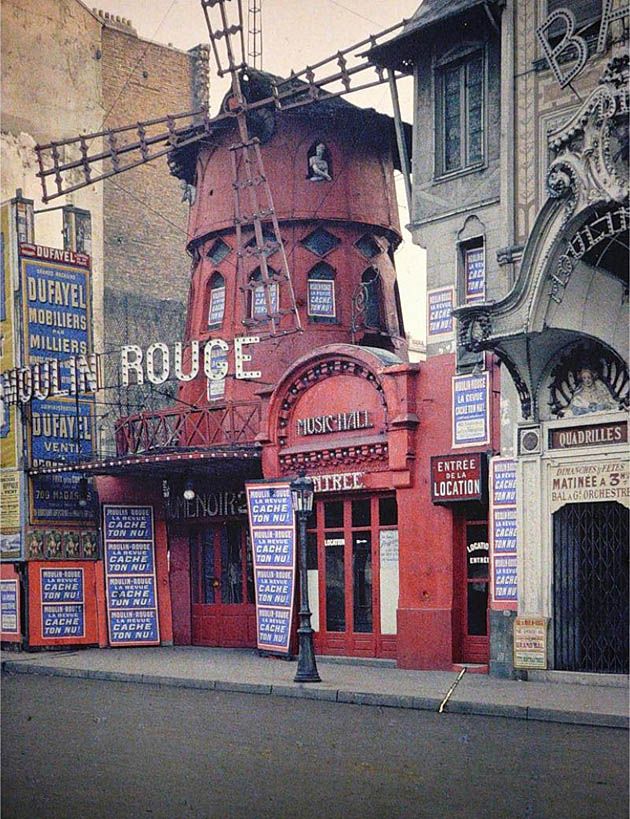 Słynny francuski nocny klub - Moulin Rouge rok przed pożarem (Paryż).