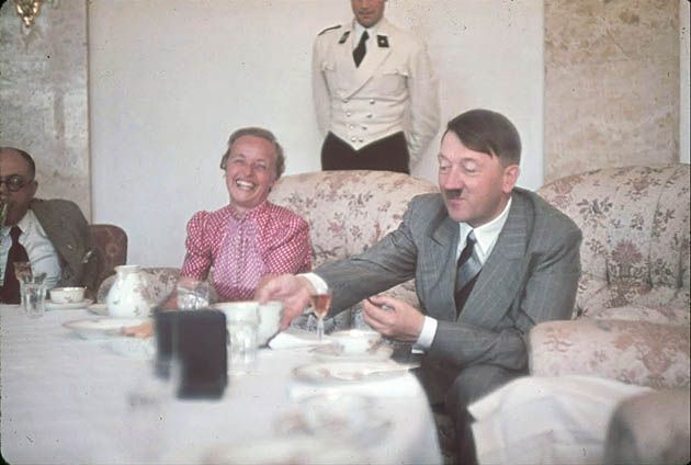 Kanclerz Adolf Hitler z rozmowie z żoną Alberta Forstera - Gertrudą Deetz (Berghof, Obersalzberg).