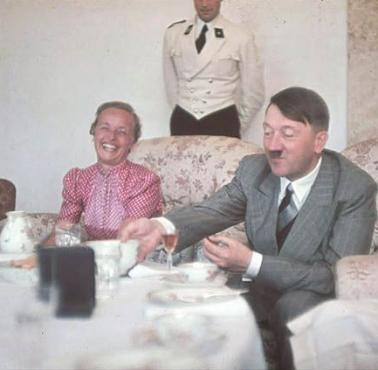 Kanclerz Adolf Hitler z rozmowie z żoną Alberta Forstera - Gertrudą Deetz (Berghof, Obersalzberg).