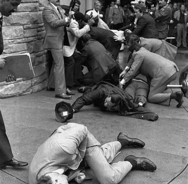 Zamach na prezydenta USA Ronalda Reagana, na pierwszym planie leży postrzelony agent Tim McCarthy.