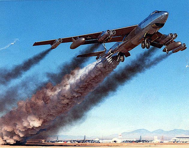 Bombowiec średniego zasięgu B-47 Stratojet podczas startu.