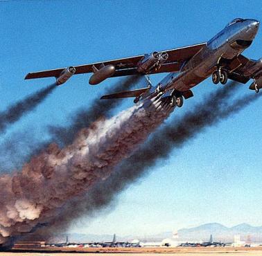 Bombowiec średniego zasięgu B-47 Stratojet podczas startu.