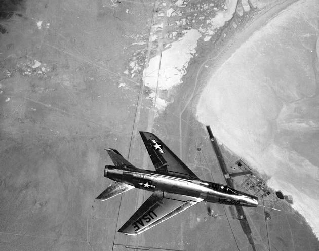 North American F-100 Super Sabre - samolot myśliwski używany pod koniec eksploatacji jako samolot myśliwsko-bombowy.