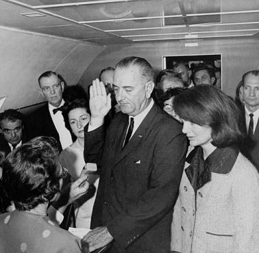 Zaprzysiężenie prezydenta Lyndona B. Johnsona tuż po zamachu na JFK.