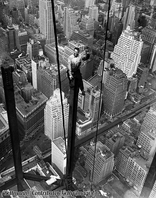 Carl Russell macha do swoich kolegów podczas budowy Empire State Building.