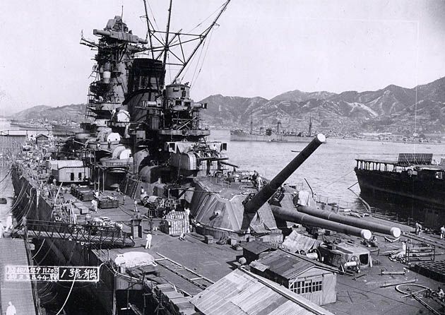 Japoński pancernik Yamato w stoczni Kure (Japonia)