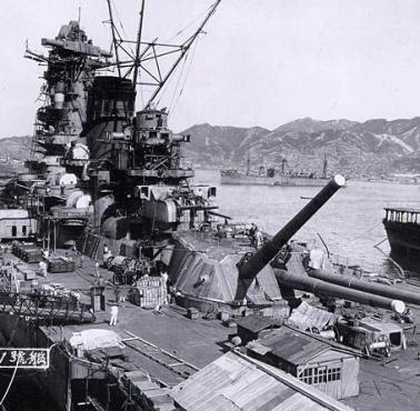 Japoński pancernik Yamato w stoczni Kure (Japonia)