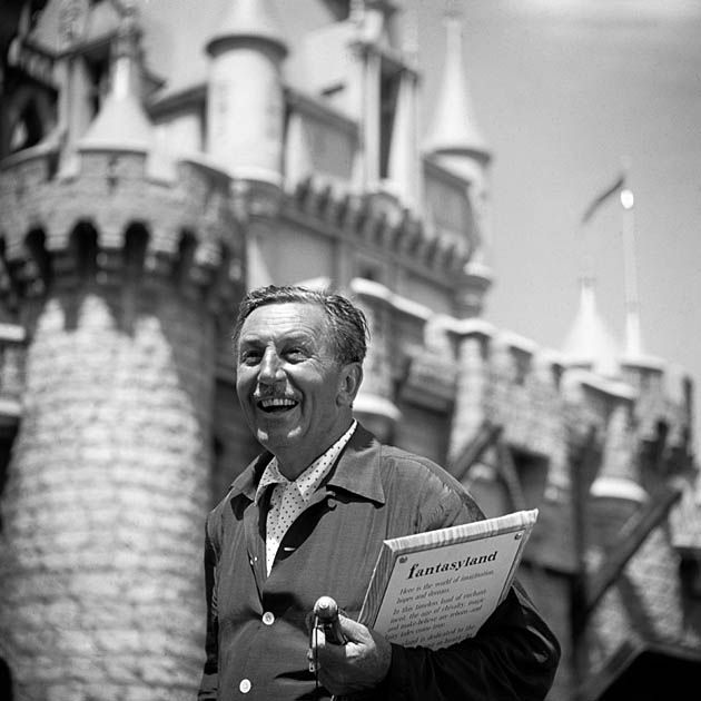 Walt Disney podczas otwarcia pierwszego Disneylandu (Anaheim, Kalifornia).