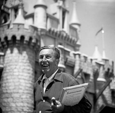 Walt Disney podczas otwarcia pierwszego Disneylandu (Anaheim, Kalifornia).