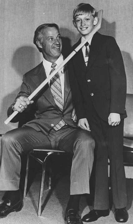 Gordie Howe i młody Wayne Gretzky