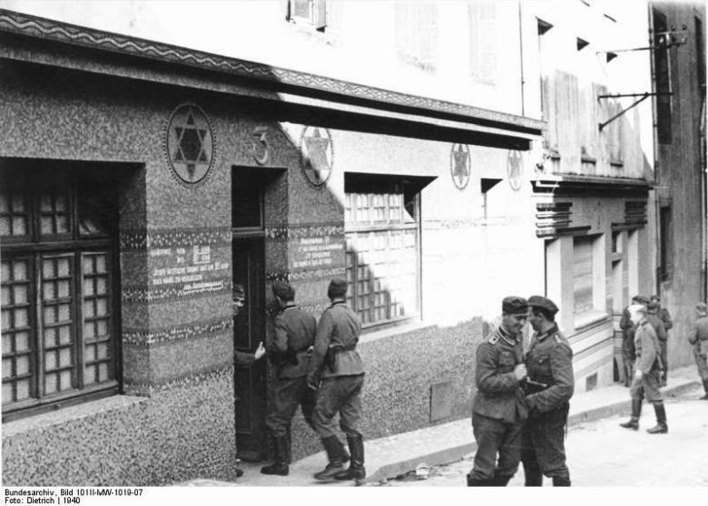 Niemieccy żołnierze wchodzą do synagogi we francuskim mieście Brest zamienionej na burdel