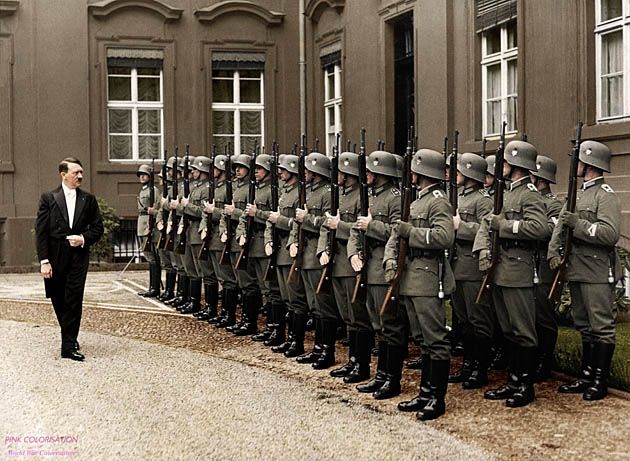 Adolf Hitler i kompania reprezentacyjna niemieckiej armii (Reichspräsidentenpalais, Berlin).