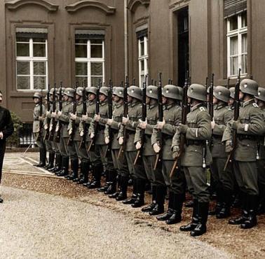 Adolf Hitler i kompania reprezentacyjna niemieckiej armii (Reichspräsidentenpalais, Berlin).