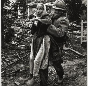 Amerykański żołnierz ewakuuje wietnamską staruszkę podczas ofensywy Tet (Wietnam Południowy).