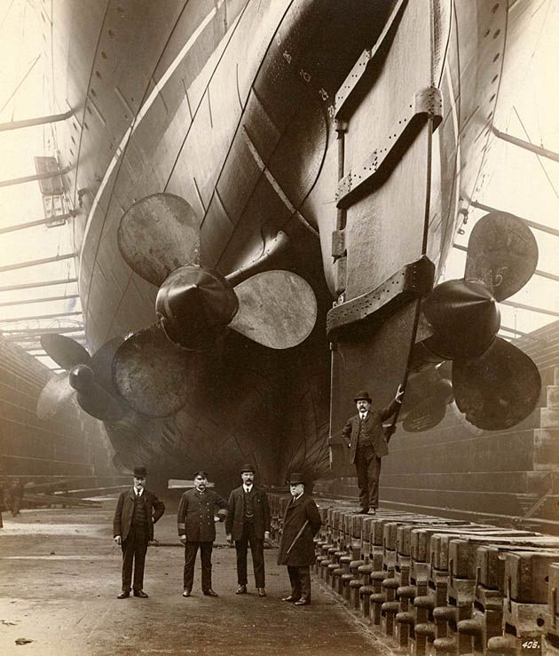 Brytyjski parowiec RMS Mauretania podczas budowy w suchym doku.