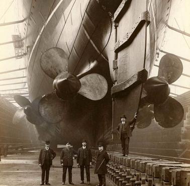 Brytyjski parowiec RMS Mauretania podczas budowy w suchym doku.