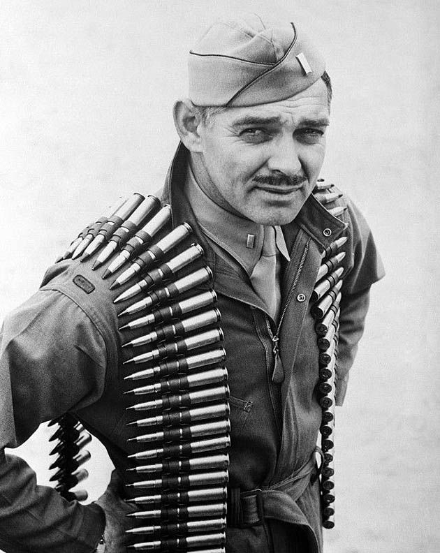 Znany amerykański aktor Clark Gable w trakcie służby w amerykańskich siłach zbrojnych podczas II wojny światowej.