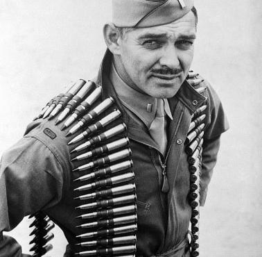 Znany amerykański aktor Clark Gable w trakcie służby w amerykańskich siłach zbrojnych podczas II wojny światowej.