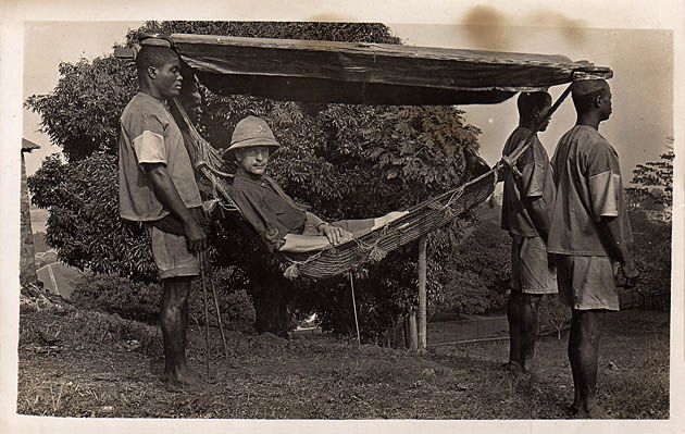 Oficer brytyjskiej armii podczas wizyty na Sierra Leone.