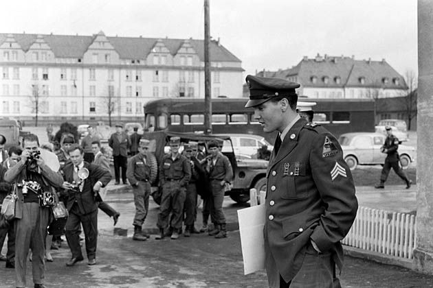 Elvis Presley kończy służbę w U.S. Army w Niemczech.