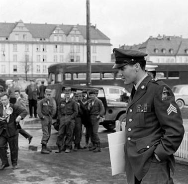 Elvis Presley kończy służbę w U.S. Army w Niemczech.