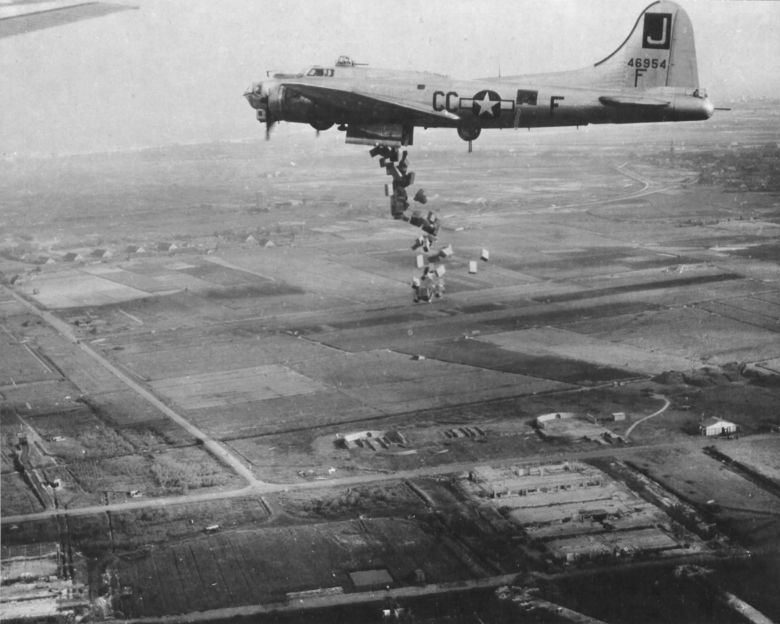 Amerykański bombowiec B-17G rozpoczyna zrzut paczek żywnościowych na dotknięty głodem obszar zachodniej Holandii, maj 1945