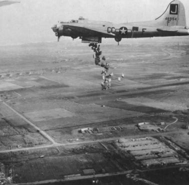 Amerykański bombowiec B-17G rozpoczyna zrzut paczek żywnościowych na dotknięty głodem obszar zachodniej Holandii, maj 1945