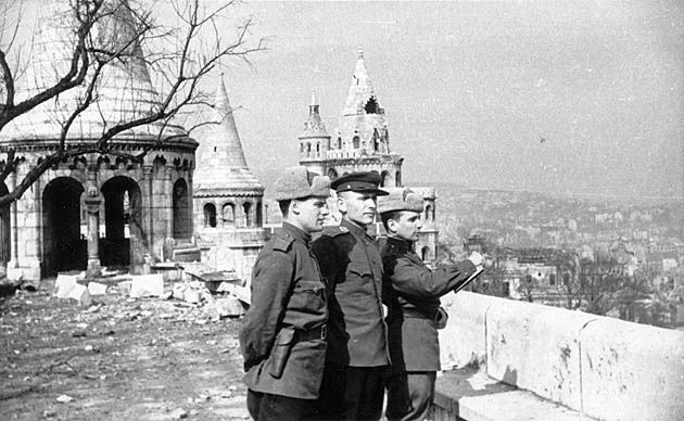 Trzej rosyjscy oficerowie na Baszcie Rybackiej tuż po zdobyciu Budapesztu.