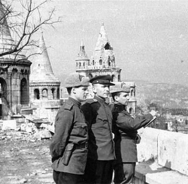 Trzej rosyjscy oficerowie na Baszcie Rybackiej tuż po zdobyciu Budapesztu.