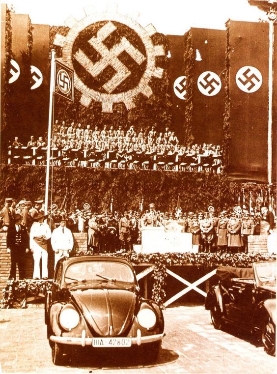 Hitler na prezentacji niemieckiej kopii czechosłowackiej Tatry T97 - VV Garbus.