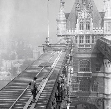 Budowa słynnego londyńskiego mostu zwodzonego - Tower Bridge.