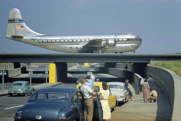 Lądowanie Boeing 377 Stratocruiser na lotnisku J.F.K w Nowym Jorku.